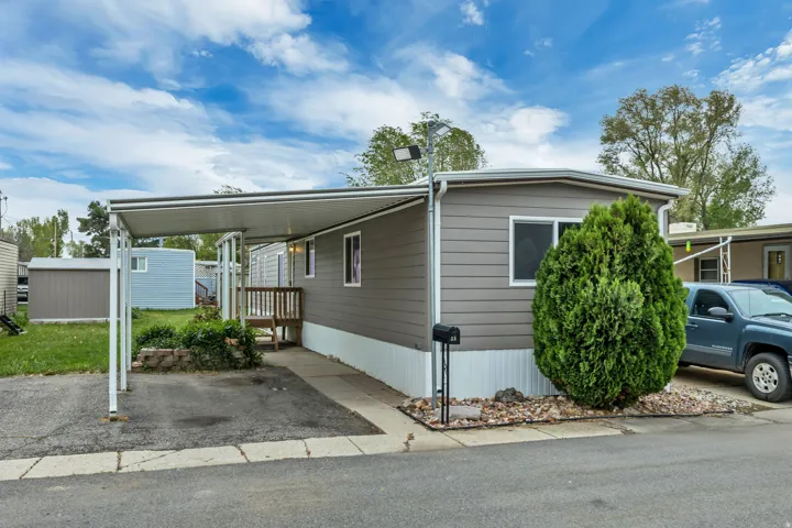 Manufactured / mobile home featuring a carport