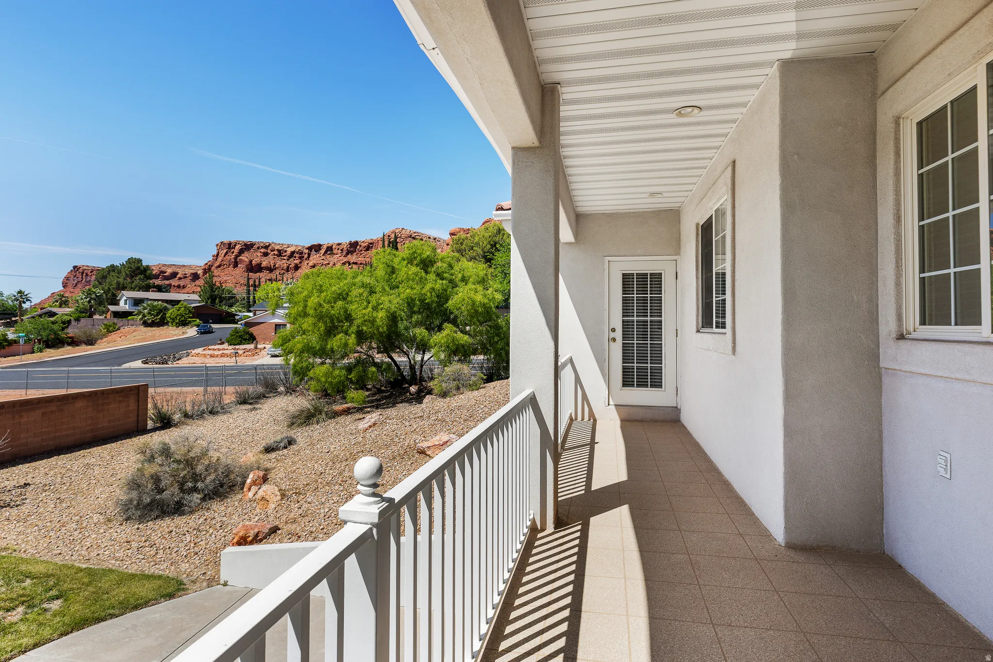 Balcony featuring a mountain view