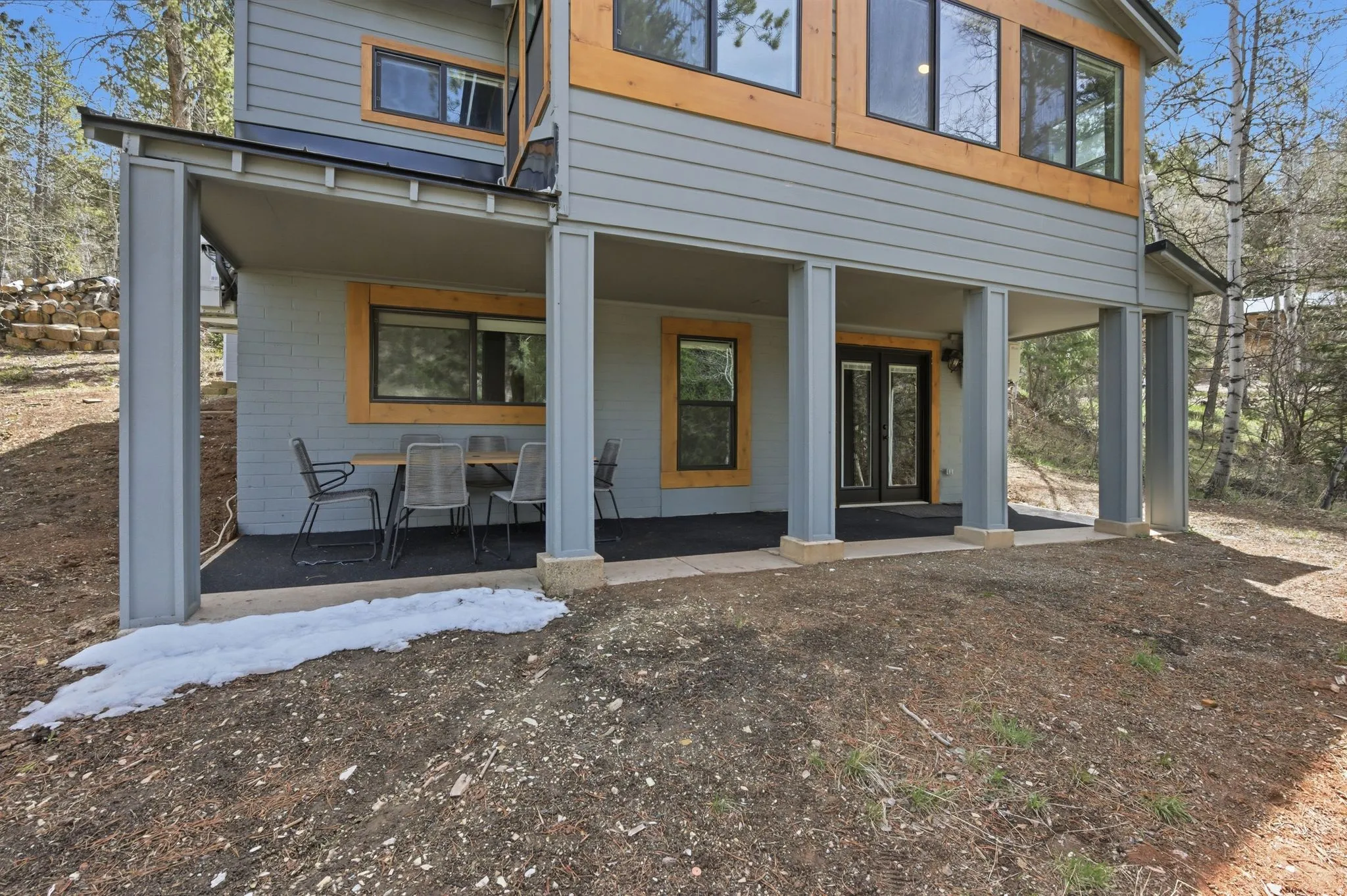 View of back of cabin and covered patio area