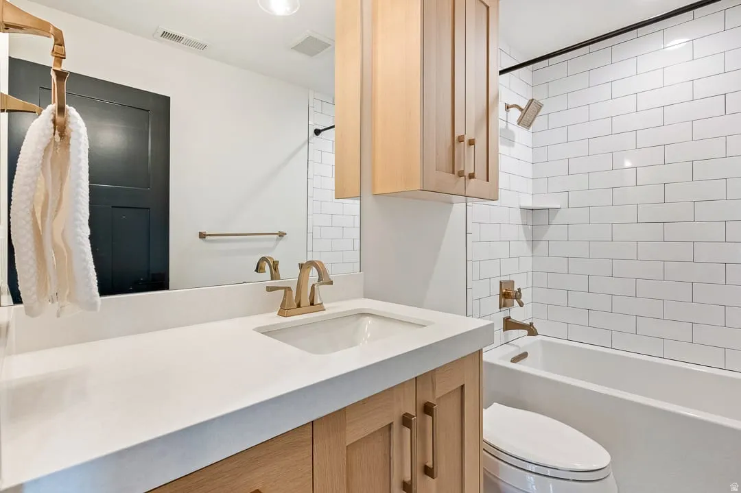 Full bath with vanity and bathing tub / shower combination