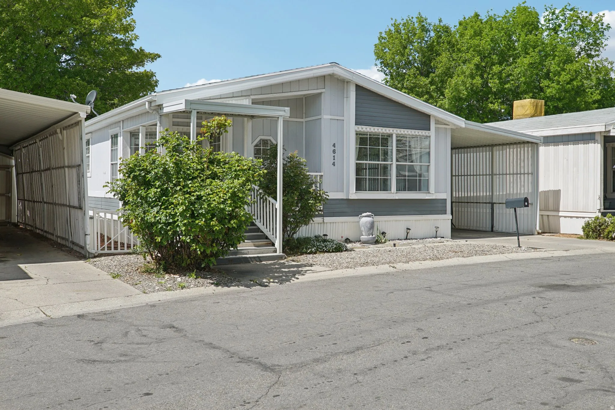 View of front facade featuring a carport and driveway