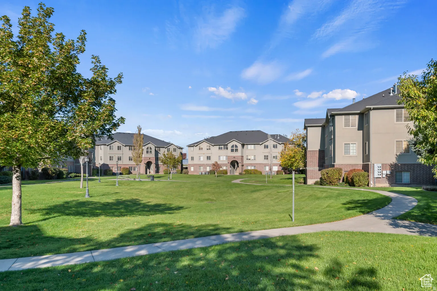 Surrounding community featuring a grassy common areas.