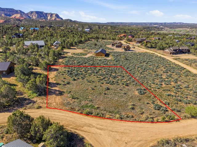 Aerial view of property's location featuring property boundaries highlighted and mountains