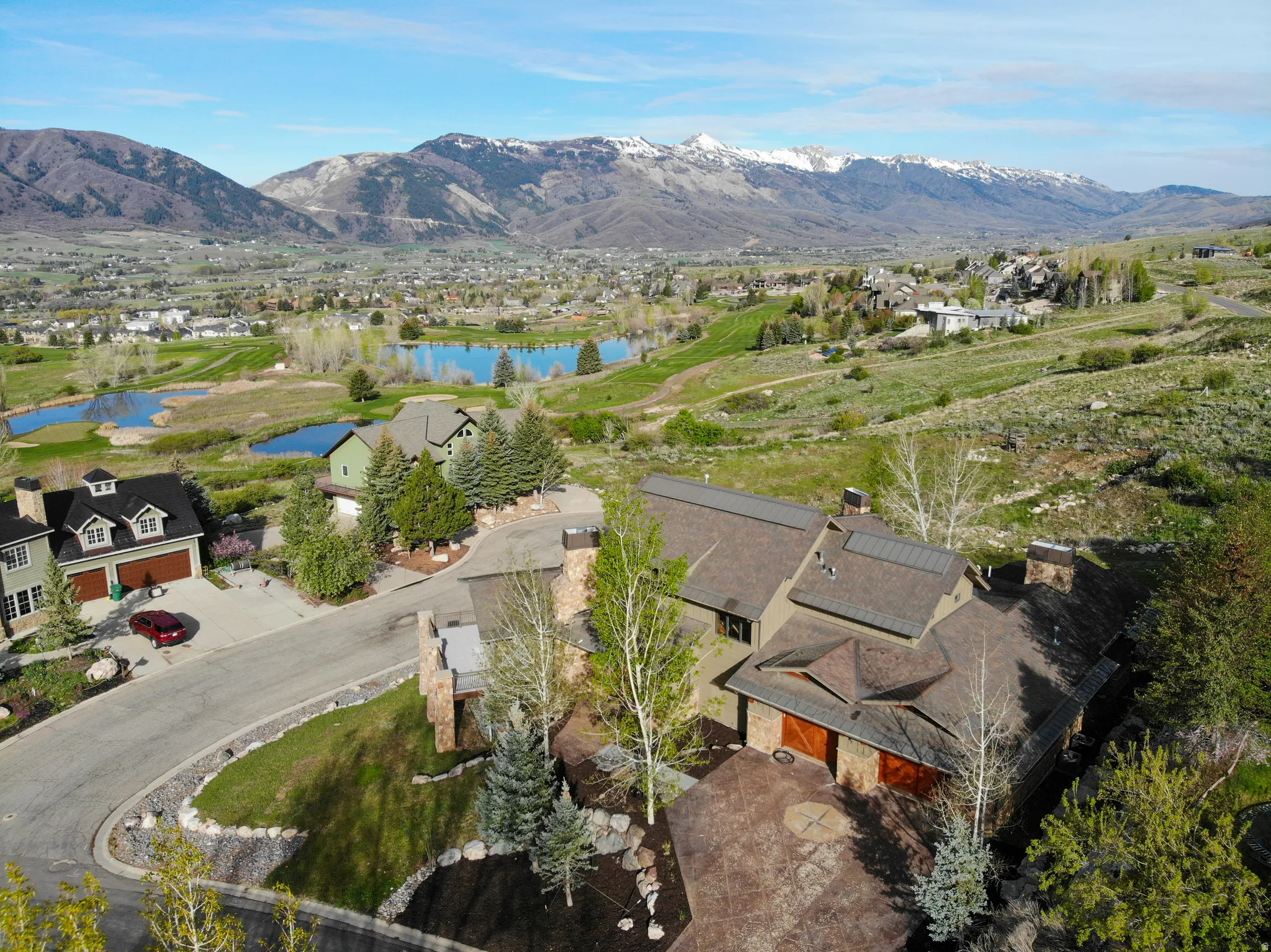 Aerial perspective of suburban area featuring a Wolf Creek Golf Course and mountain view
