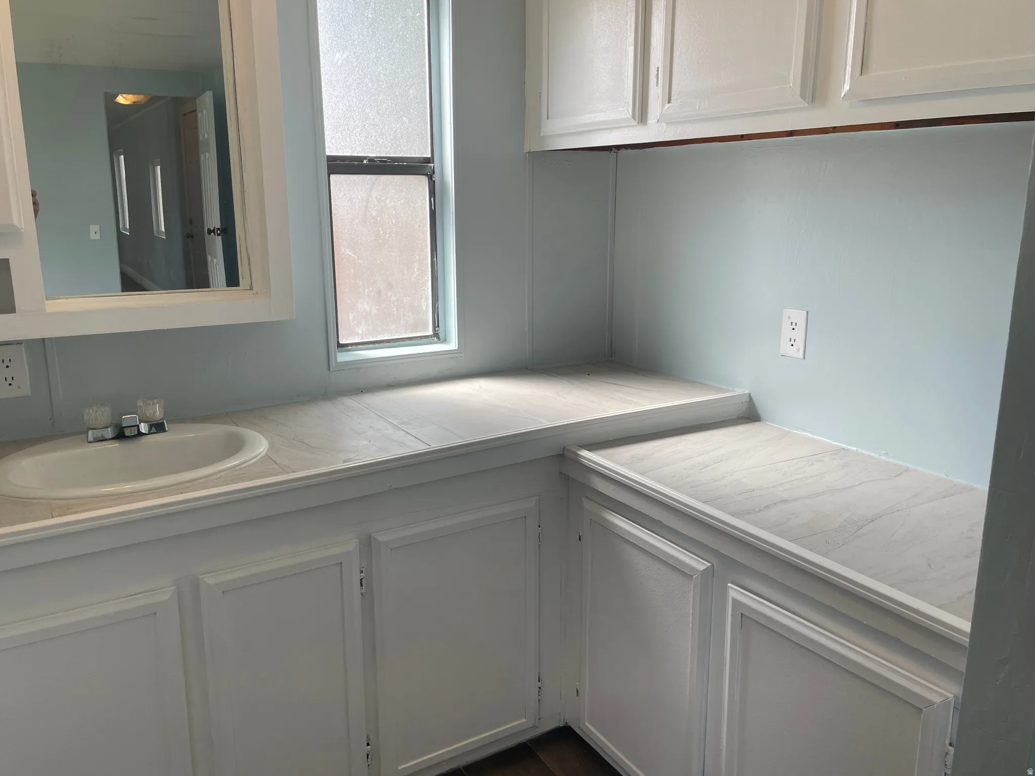 Bathroom with vanity and a decorative wall