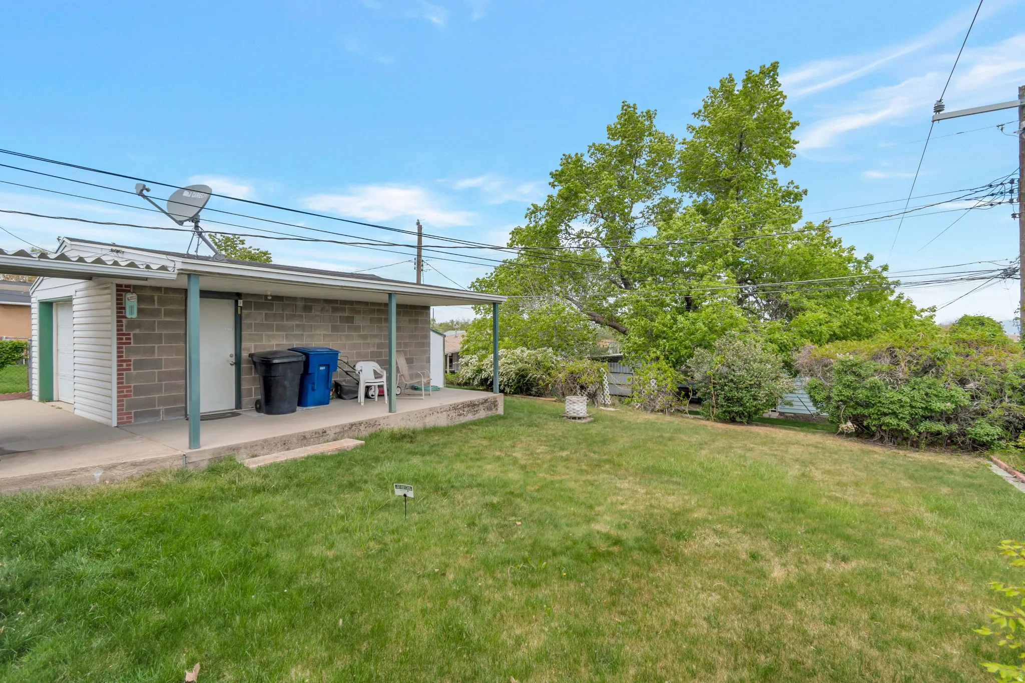 View of grassy yard featuring an outdoor structure