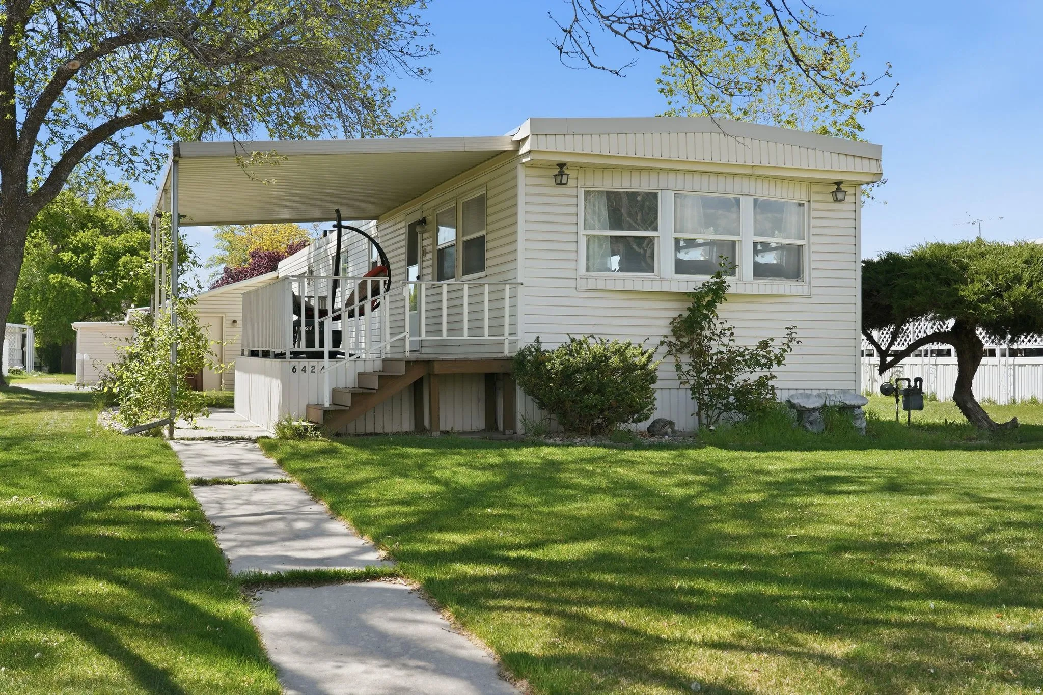 View of front of house featuring a front yard