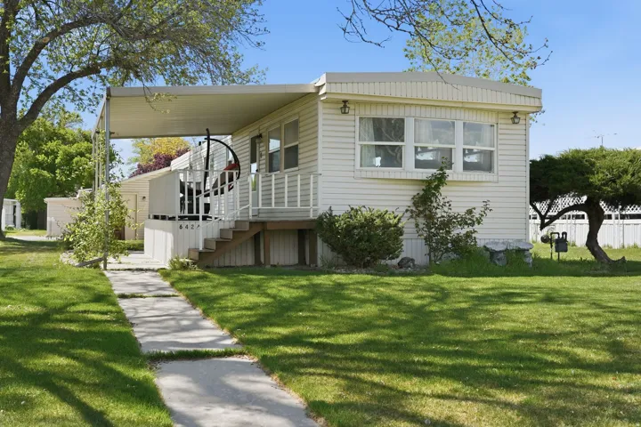 View of front of house featuring a front yard