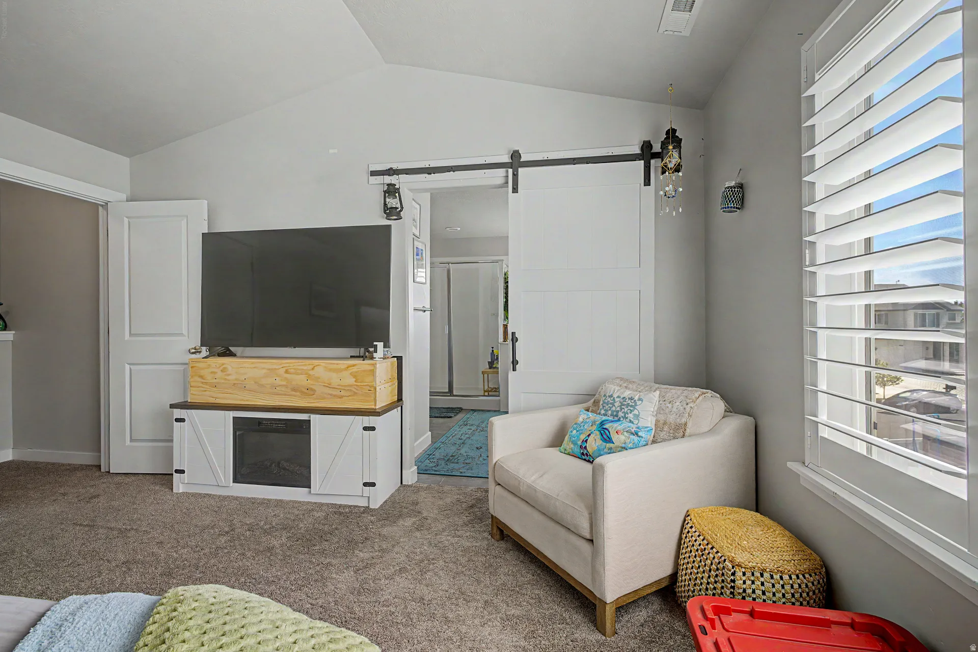Living room featuring a barn door and carpet flooring