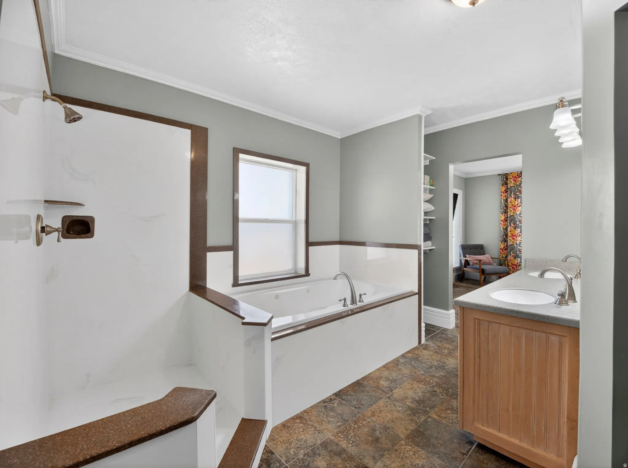 En-Suite Full Bathroom