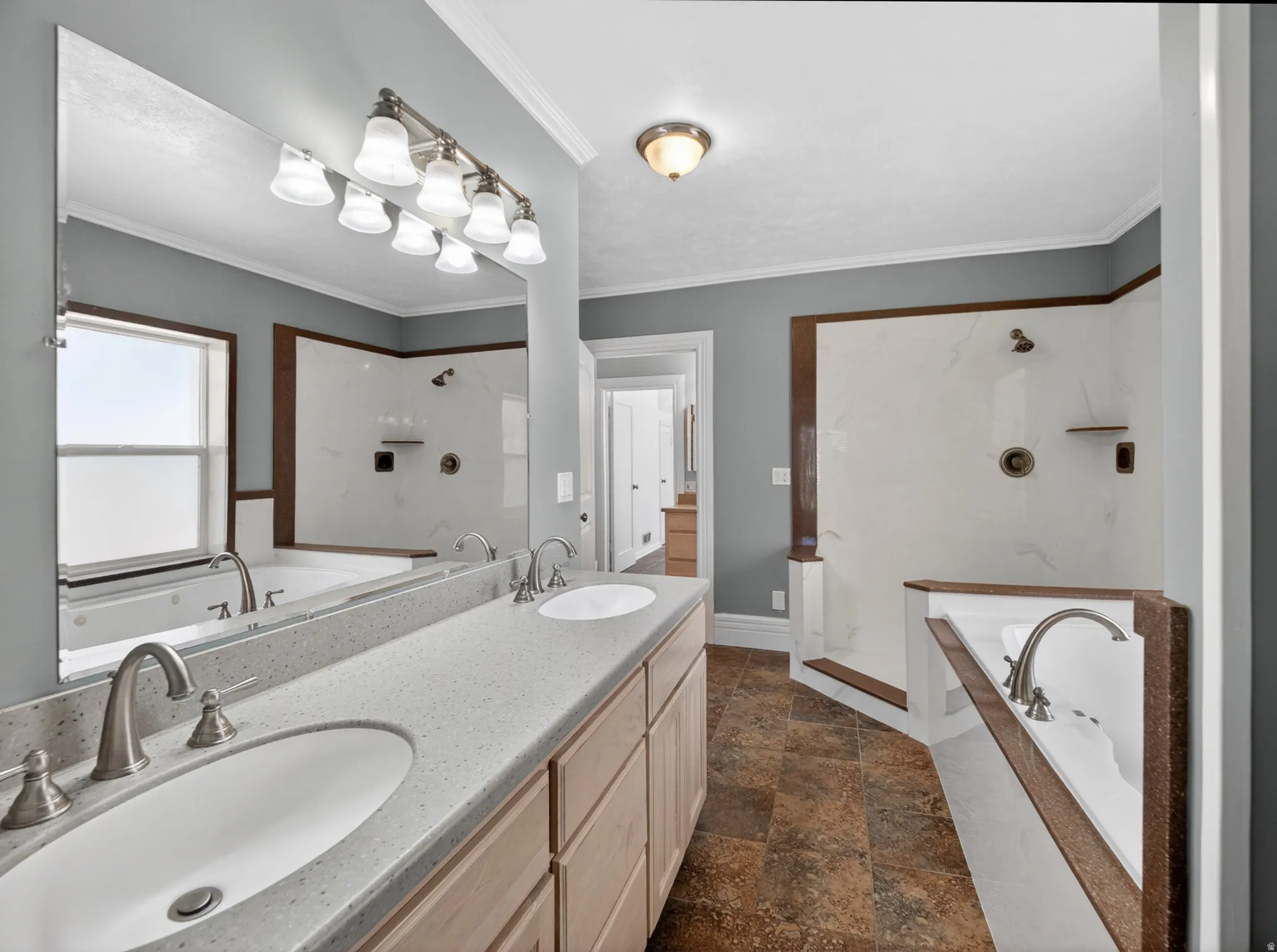 En-Suite Full Bathroom