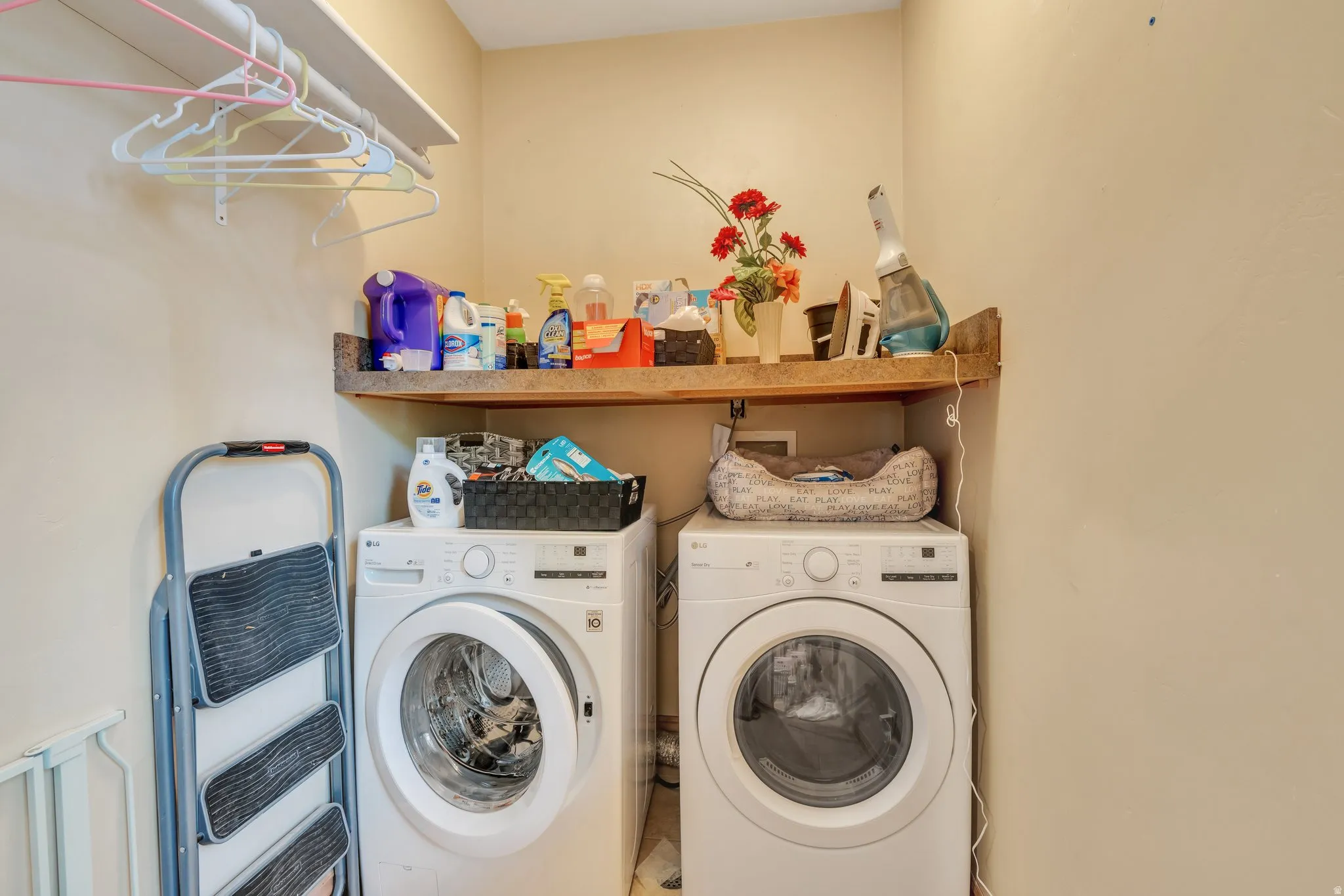 Laundry room with independent washer and dryer