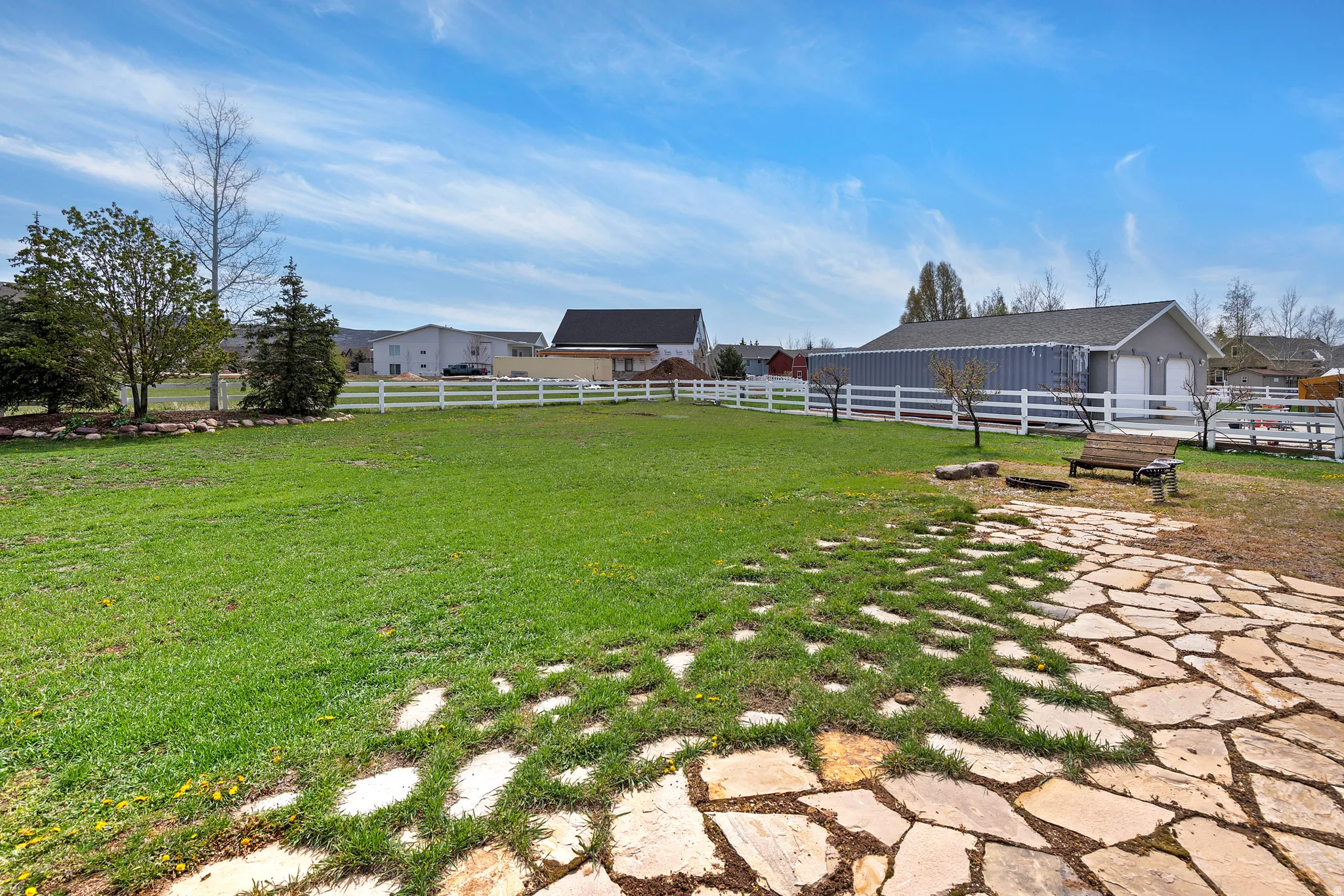 View of yard featuring an outdoor structure
