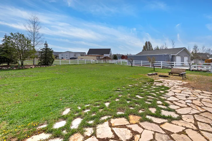 View of yard featuring an outdoor structure