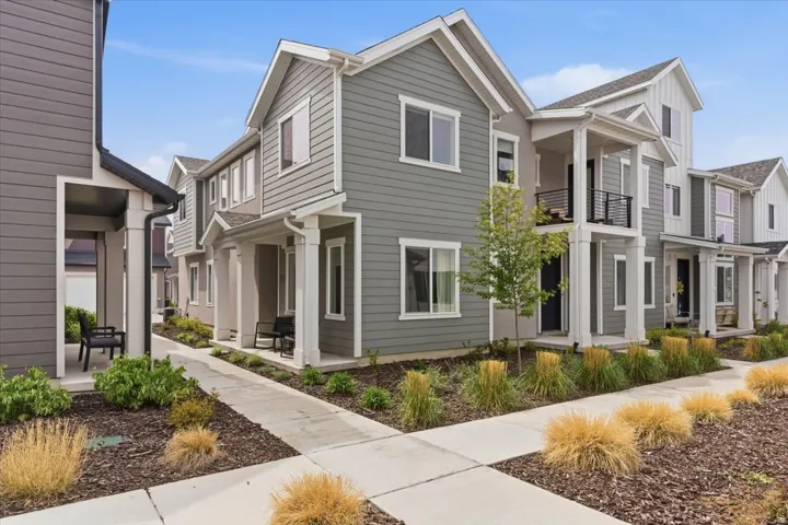 View of main entrance with porch