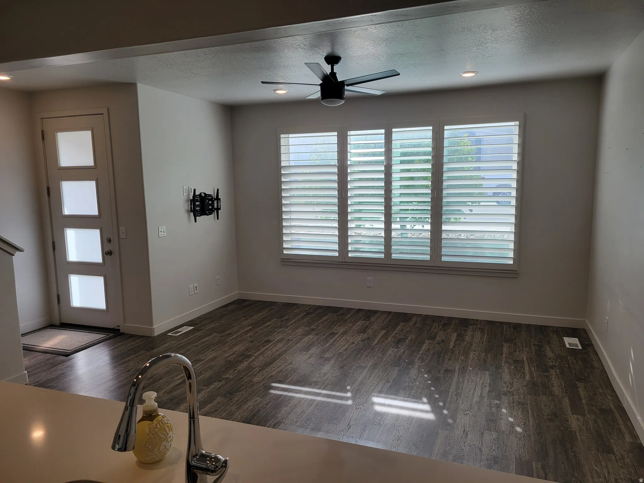 Foyer with a ceiling fan, dark wood finished floors, a textured ceiling, and recessed lighting