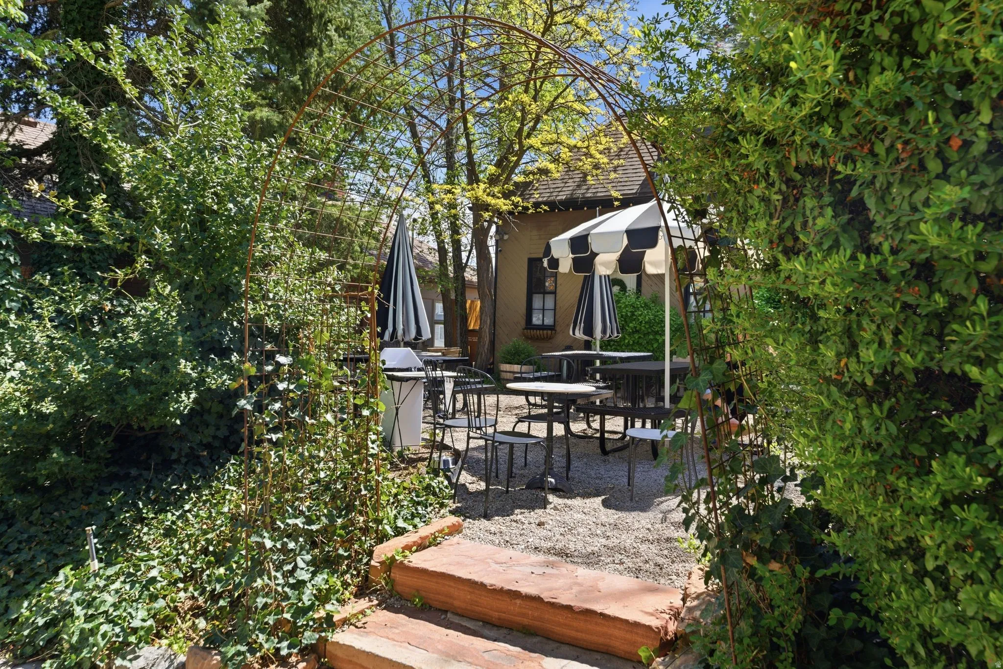 Cafe 140 B patio area and outdoor dining area