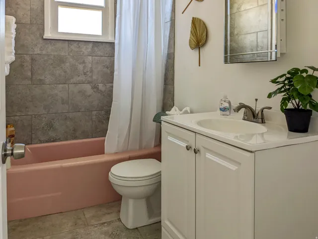 Unit 7 bathroom