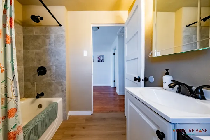 Full bathroom unit 3 building 1