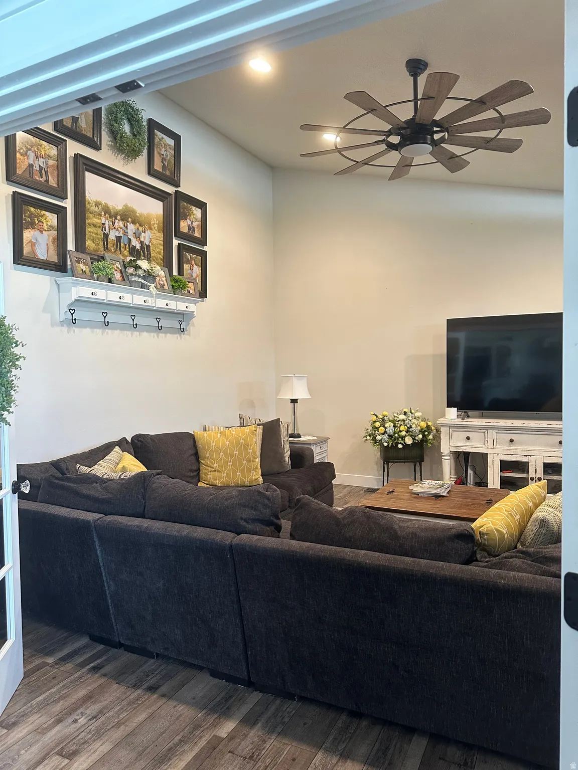 Living area with ceiling fan, wood finished floors, and recessed lighting