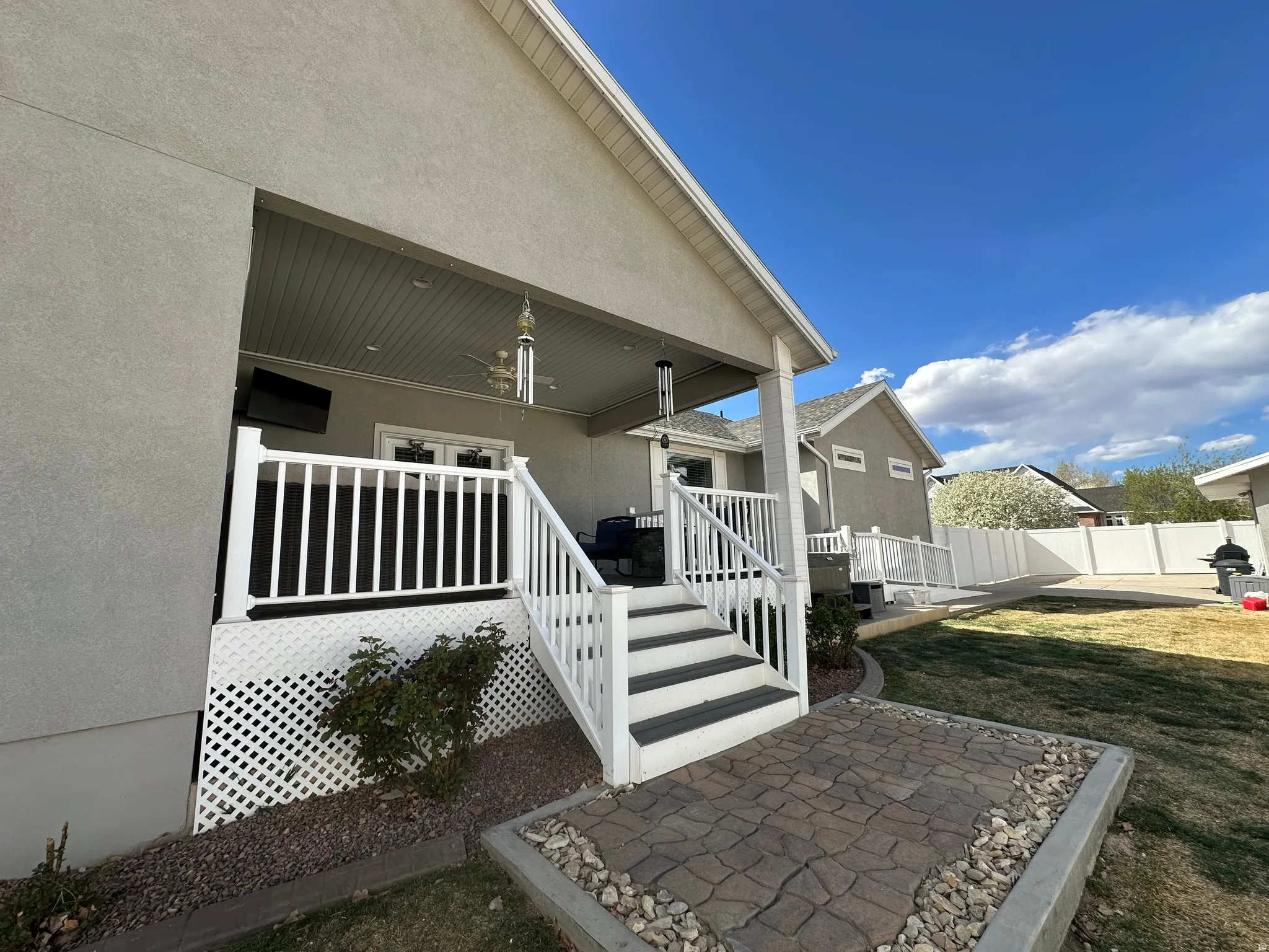 Doorway to property featuring a patio and stucco siding