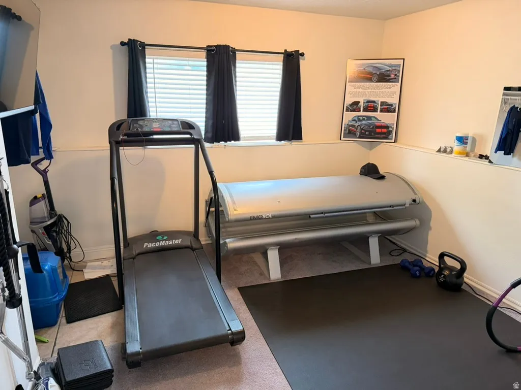 Workout room with carpet flooring and baseboards