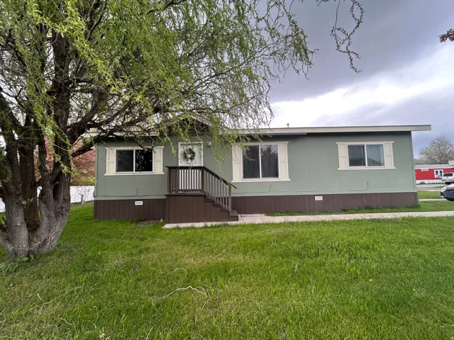 Manufactured / mobile home with a front yard