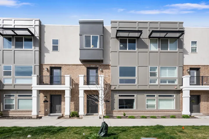 View of apartment building / complex
