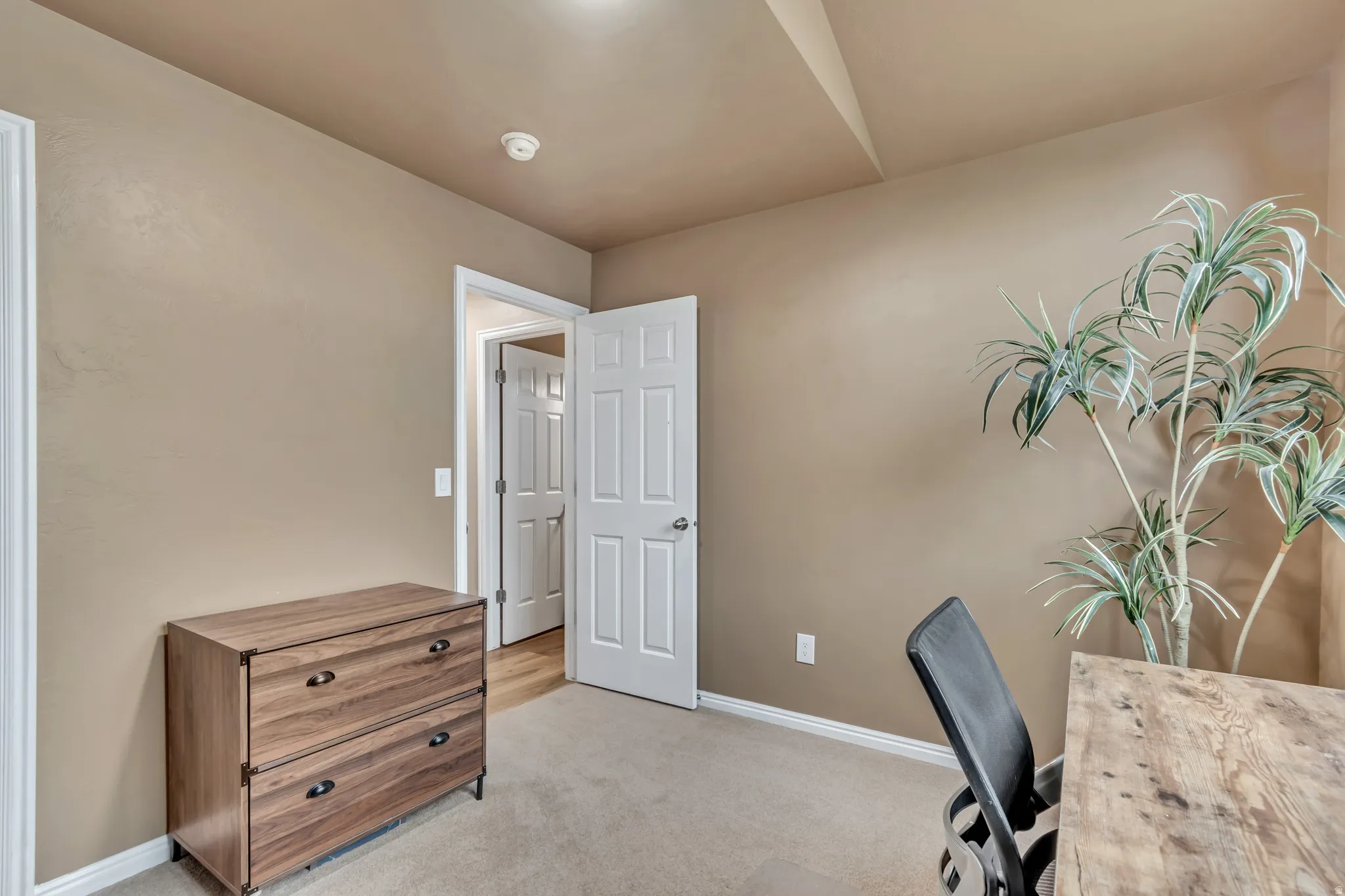 Another angle of the office (or bedroom).