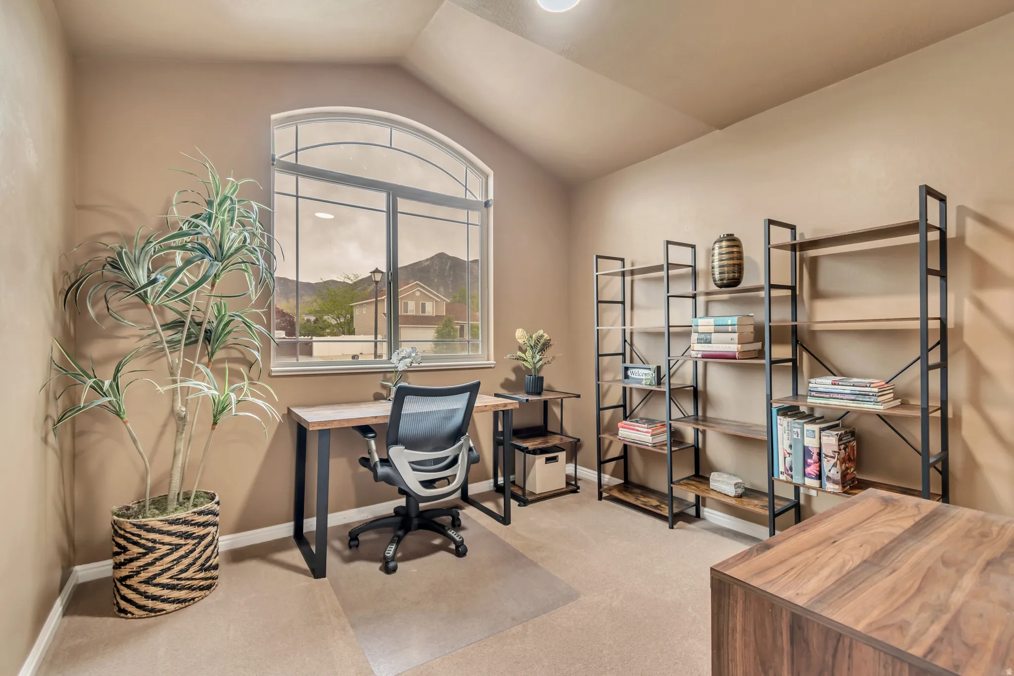 First-floor office with great mountain views. This can also be used as another upstairs bedroom.