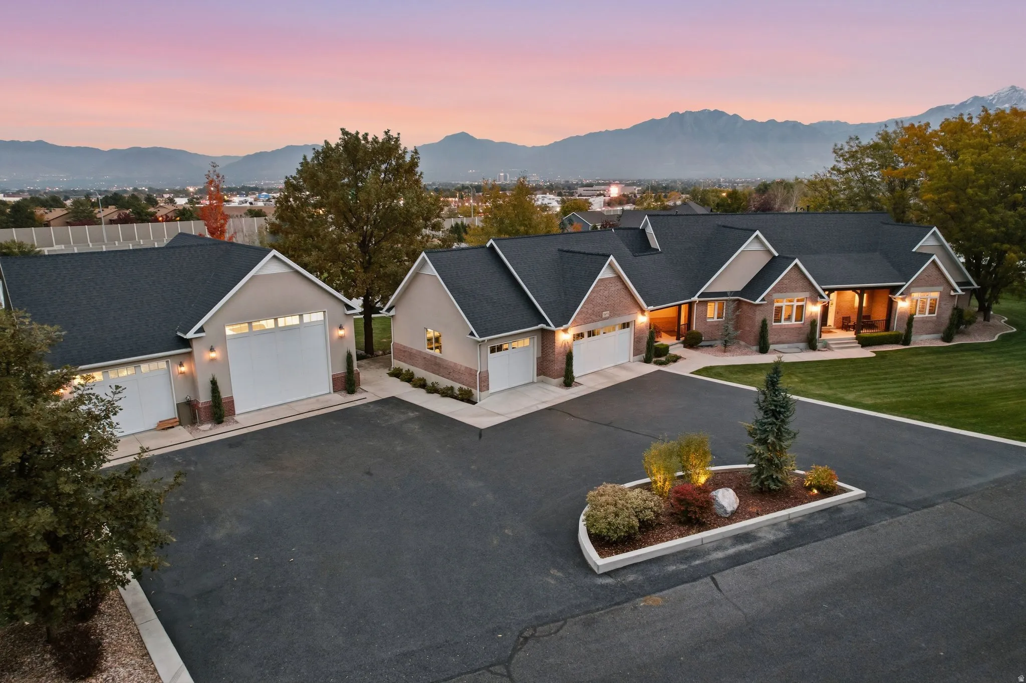 Traditional-style house with a mountain view