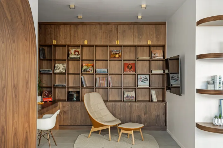 Sitting room with baseboards