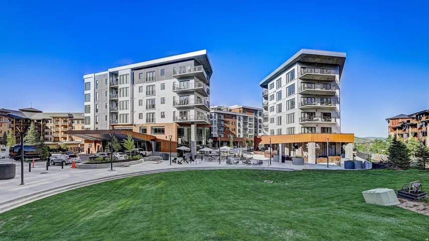 View of apartment building / complex