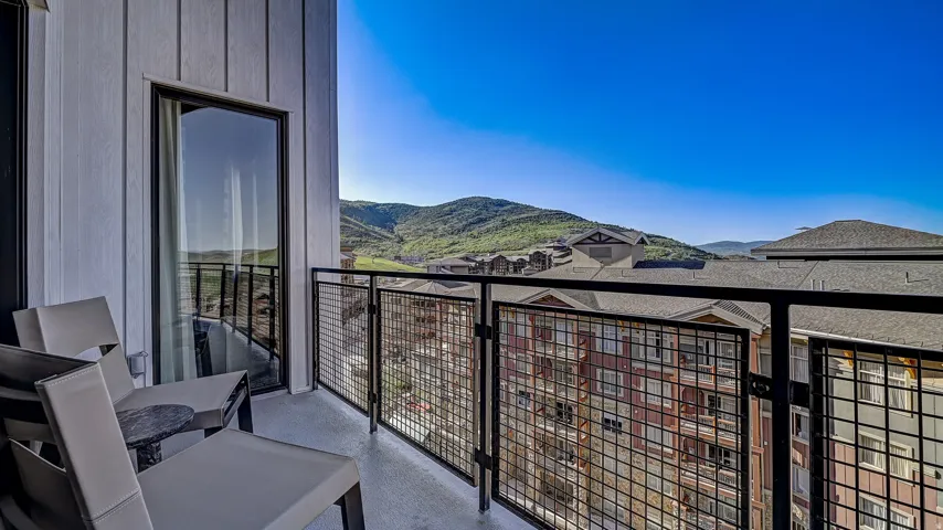 Balcony featuring a mountain view