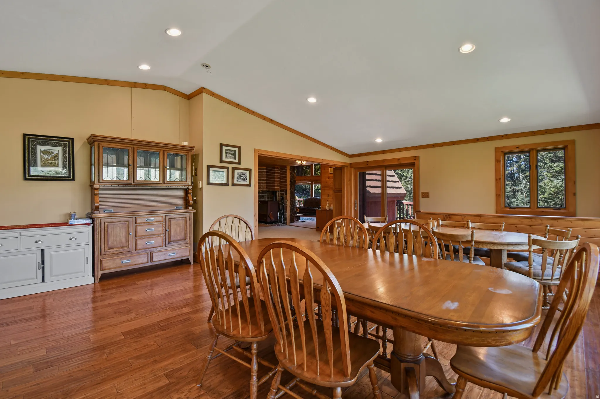 Dining area featuring recessed lighting, crown molding, dark wood-style floors, and lofted ceiling