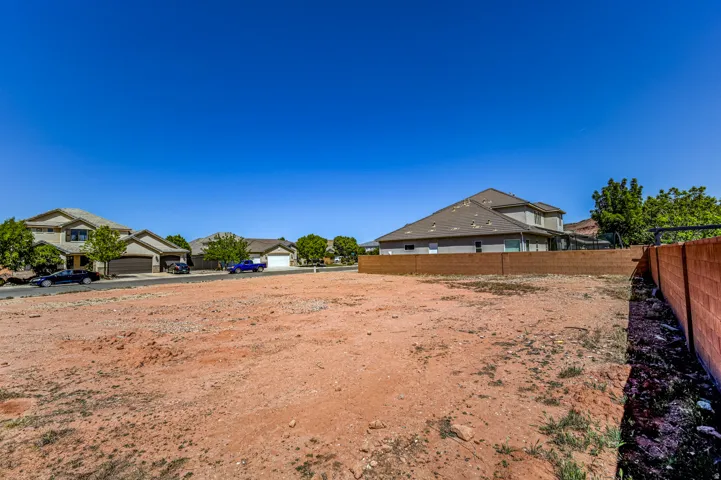 View of yard with a residential view