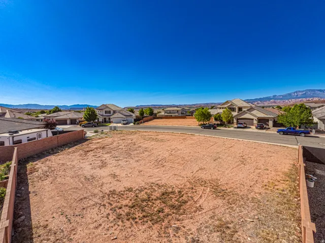 View of yard with a mountain view and a residential view