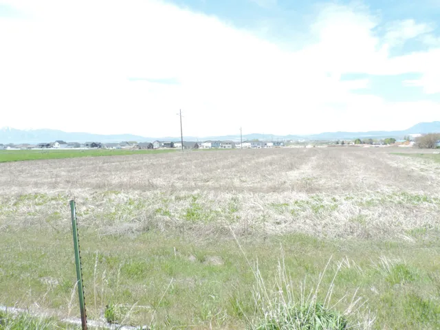 View of yard featuring a mountain view and a view of rural / pastoral area