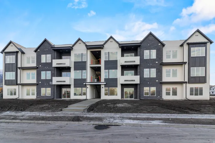 View of apartment building / complex