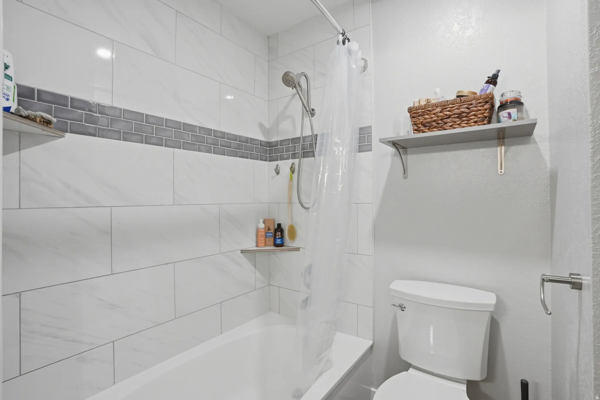Full bathroom featuring toilet and shower / bath combo