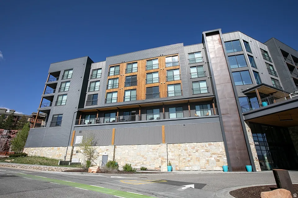 View of apartment building / complex