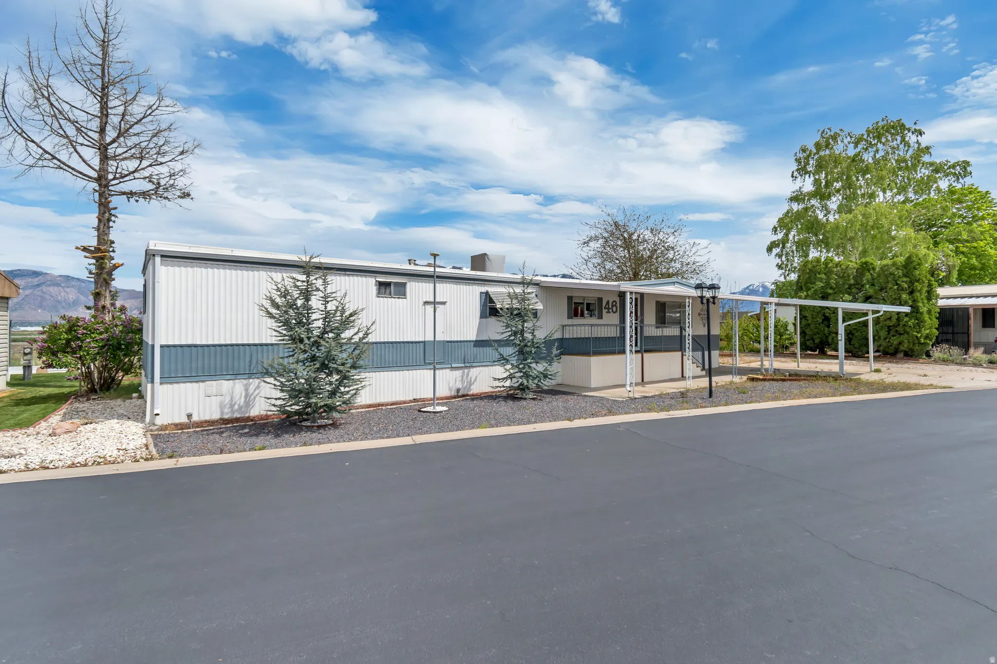 Manufactured / mobile home with a mountain view