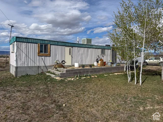 view of house featuring a lawn