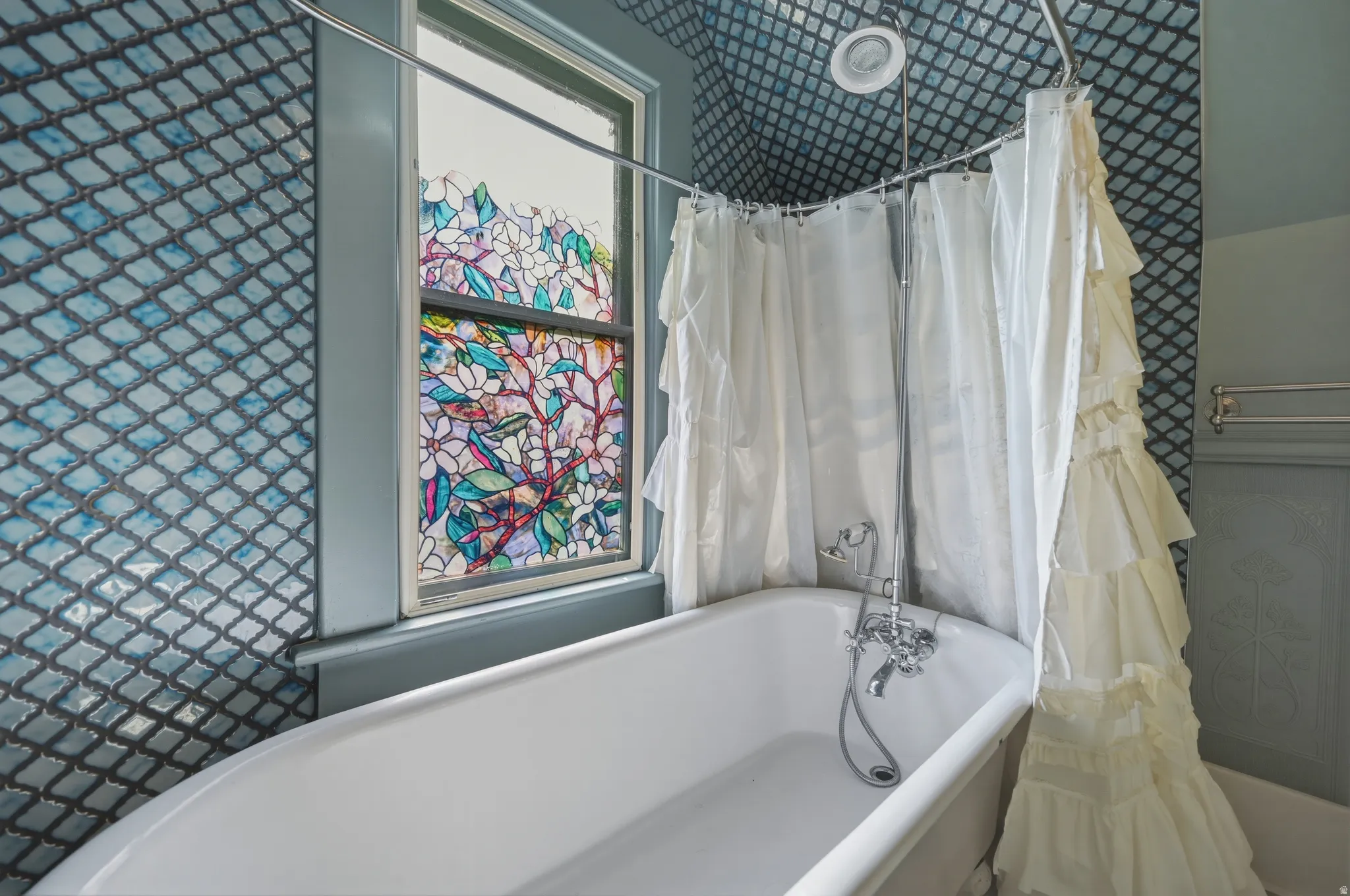Clawfoot tub