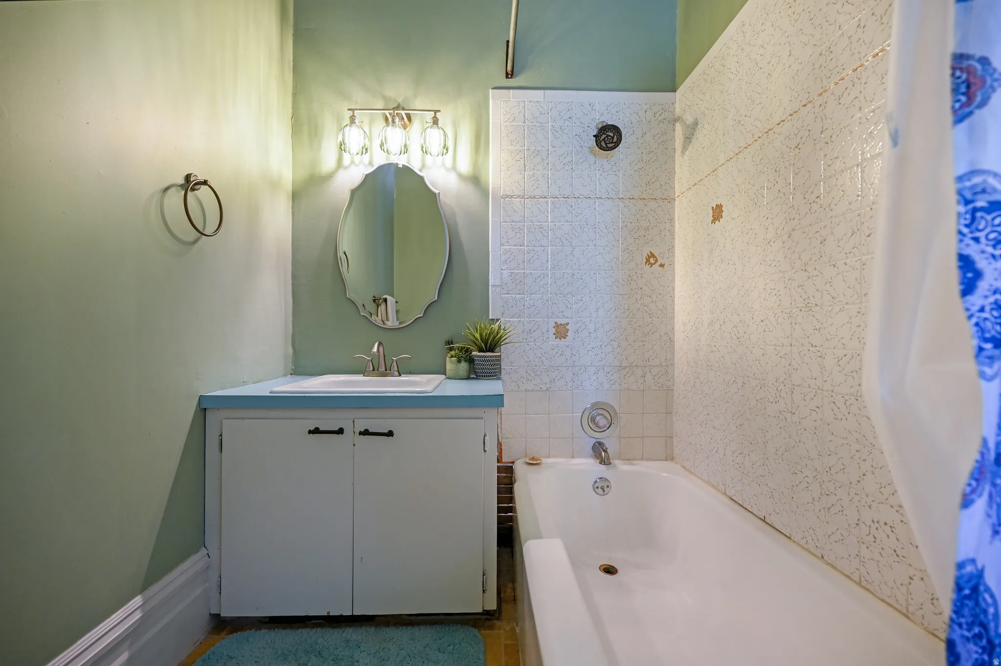 Ensuite bath attached to main-floor bedroom