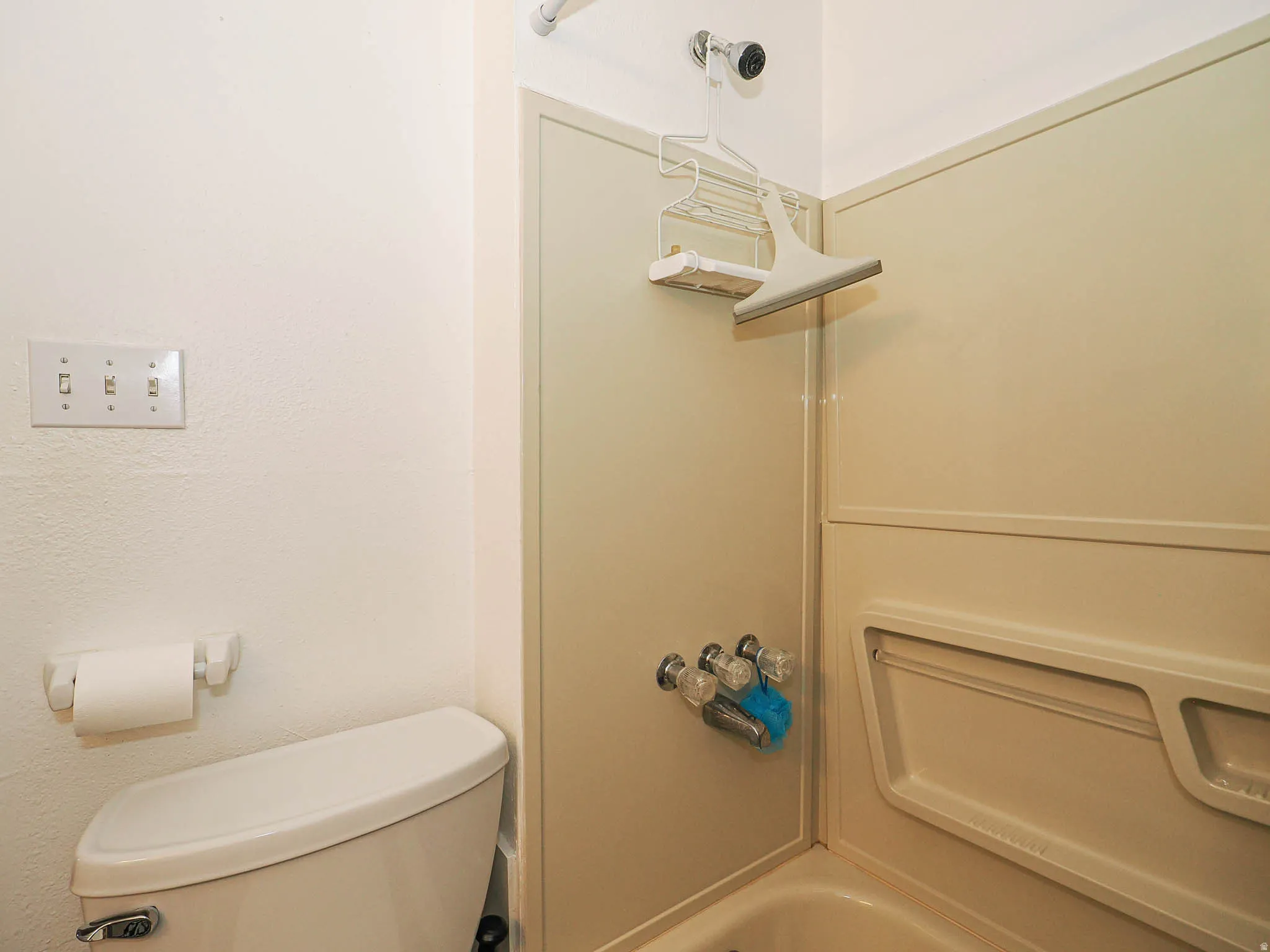 Full bath with toilet and tub / shower combination