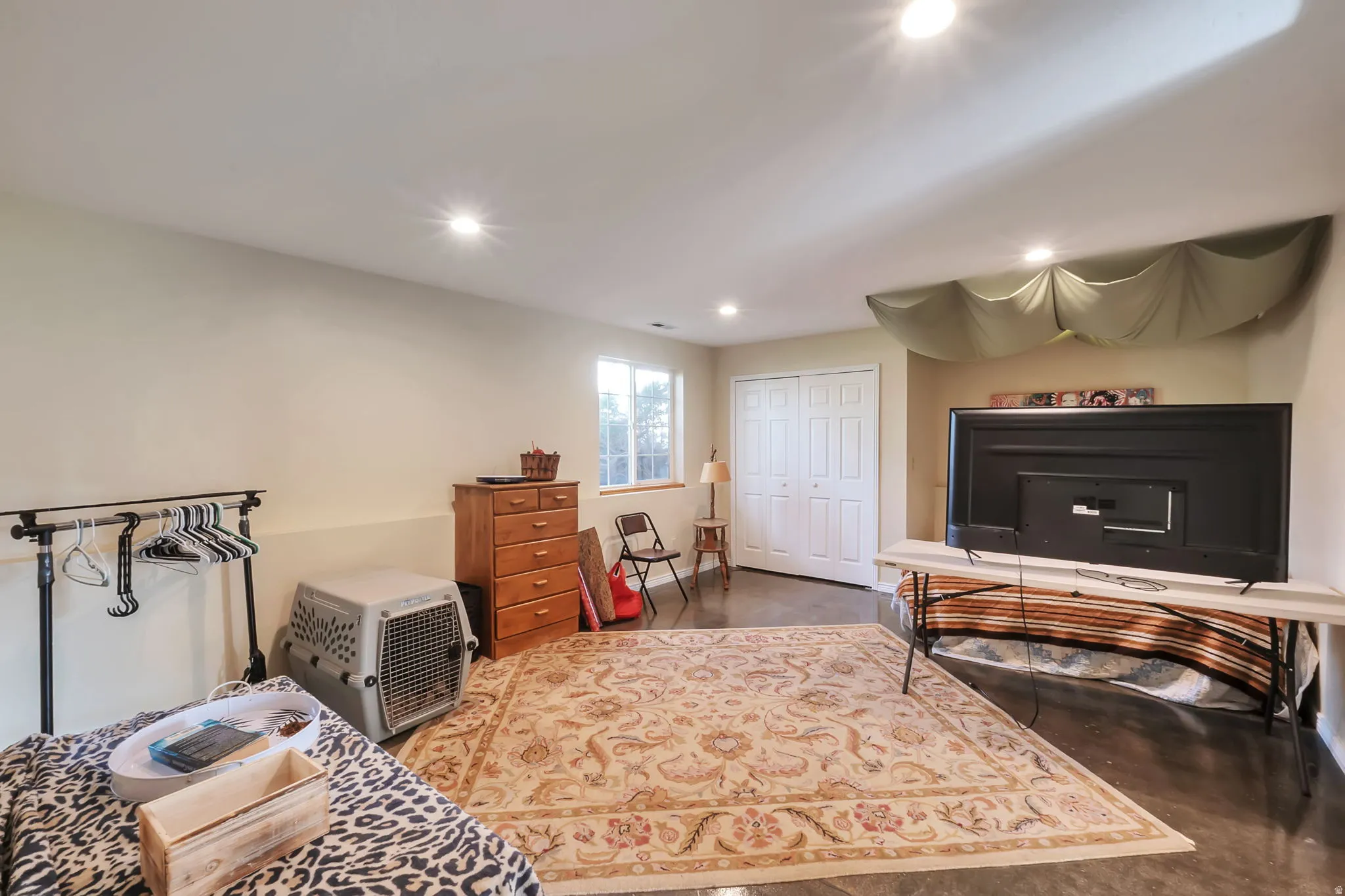 Sitting room with recessed lighting and finished concrete flooring