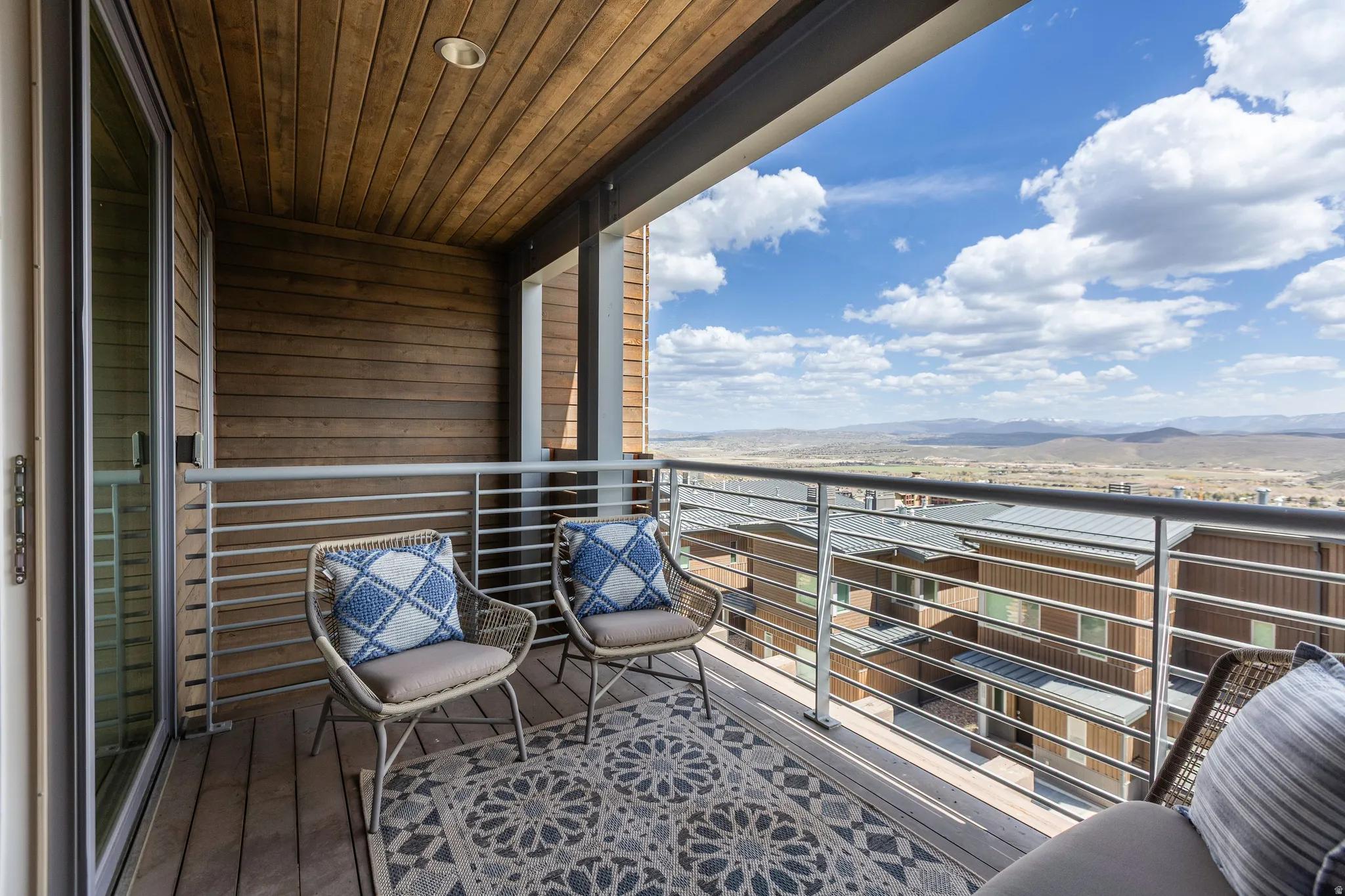 Balcony featuring a mountain view