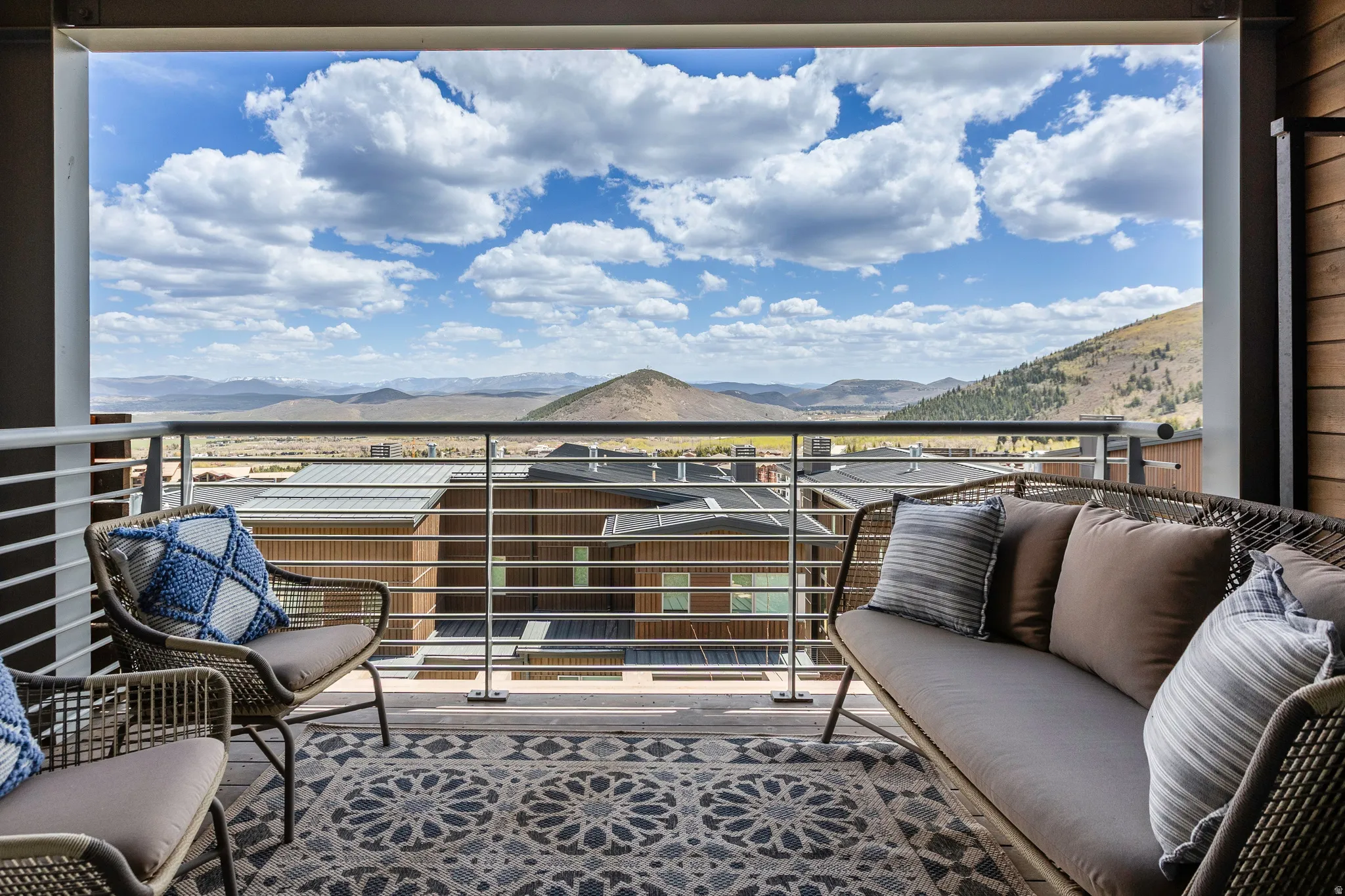 Balcony featuring a mountain view