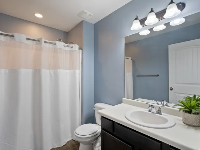 Full bath with vanity, a shower with shower curtain, and recessed lighting